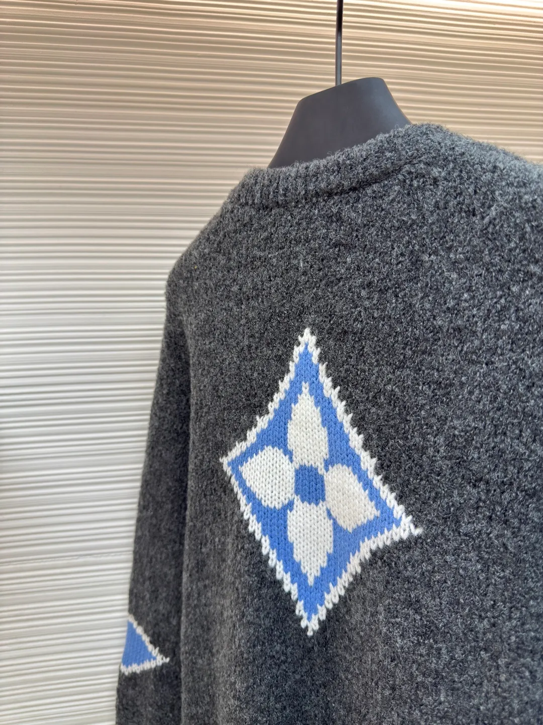 LOUIS VUITTON ski clover sweater ●Authentic product: purchased and developed for 12800 ●Item number: 1680305-A85 ●Fabric: wool blended fabric ●Technology: knitting ●Version: fitted version ●Weight: about 580 grams ●Size: XS-S-M-L ●Description: The wool is colored and dyed according to the 1:1 ratio of the original loop yarn. It is woven using a German 3.5G imported machine. The wool is hanged with a single-sided intarsia structure based on the original version. The flower pattern intarsia of the entire dress requires a full 16 sand spits. It is extremely heavy-duty, and the wool is put on the machine. It took two days to adjust the machine before it could be installed on a machine. There were 4 wools in a single spit and 64 wools in 16 spits. The threads were densely packed. One machine could only knit 4 pieces of clothing a day. If the wool for 1,000 pieces of clothing was prepared, it was estimated that it could only produce 800 finished products. The scrap rate was extremely high. The overall wiring is straight and delicate, the fabric is comfortable and soft, and the color is consistent without color difference. It can be matched with the same style to create a fashionable look and control various occasions. Customized accessories, complete with three standards, same style for men and women!